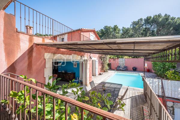 A CARQUEIRANNE, venez découvrir cette  maison de 172 m² offrant un cadre de vie PAISIBLE et AGRÉABLE. 
Nichée dans une zone tranquille, cette demeure est un véritable havre de paix, idéale pour les familles en quête d'espace et de confort, à proximité du CENTRE VILLE.

Avec ses 8 pièces, vous disposez d' un espace généreux pour tous. 

Vous montez quelques marches ou utilisez simplement  la douce rampe, et vous serez alors, de PLAIN PIED,  devant  un grand hall d'entrée, une  CUISINE ÉQUIPÉE et ouverte sur la SALLE À MANGER , un SALON reposant, ces deux pièces donnant sur de belles terrasses d'où vous apercevrez la MER. 
Le coin nuit est doté de 3 chambres, une salle d'eau/wc, et un wc indépendant.  

A l'étage vous trouverez 2 GRANDES CHAMBRES  dont une avec DRESSING, une salle d'eau/wc. Un beau SOLARIUM avec VUE MER. C'est le coin idéal pour votre famille ou les amis.

À l'extérieur, profitez des TERRASSES  pour vos moments de détente, ainsi que de la  PISCINE  chauffée, pour des plaisirs aquatiques en toute intimité. 

AU SOUS SOL :  Un magnifique petit appartement équipé avec une chambre et salle d'eau/wc pour générer un revenu complémentaire ou pour vos amis.

6/8 places de parking dans la propriété, une CAVE/BUANDERIE, une cave à vin. 

Proche des commodités essentielles, cette maison est l'équilibre parfait entre tranquillité et vie pratique avec cette vue mer et colline. Ne manquez pas l'opportunité de faire ici,  votre nouveau foyer. 

Contact pour visite :  Isabelle BASSAC au 06 33 64 15 64 ou par mail à i.bassac@bskimmobilier.com