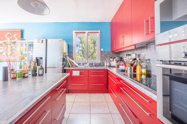 A CARQUEIRANNE, venez découvrir cette  maison de 172 m² offrant un cadre de vie PAISIBLE et AGRÉABLE. 
Nichée dans une zone tranquille, cette demeure est un véritable havre de paix, idéale pour les familles en quête d'espace et de confort, à proximité du CENTRE VILLE.

Avec ses 8 pièces, vous disposez d' un espace généreux pour tous. 

Vous montez quelques marches ou utilisez simplement  la douce rampe, et vous serez alors, de PLAIN PIED,  devant  un grand hall d'entrée, une  CUISINE ÉQUIPÉE et ouverte sur la SALLE À MANGER , un SALON reposant, ces deux pièces donnant sur de belles terrasses d'où vous apercevrez la MER. 
Le coin nuit est doté de 3 chambres, une salle d'eau/wc, et un wc indépendant.  

A l'étage vous trouverez 2 GRANDES CHAMBRES  dont une avec DRESSING, une salle d'eau/wc. Un beau SOLARIUM avec VUE MER. C'est le coin idéal pour votre famille ou les amis.

À l'extérieur, profitez des TERRASSES  pour vos moments de détente, ainsi que de la  PISCINE  chauffée, pour des plaisirs aquatiques en toute intimité. 

AU SOUS SOL :  Un magnifique petit appartement équipé avec une chambre et salle d'eau/wc pour générer un revenu complémentaire ou pour vos amis.

6/8 places de parking dans la propriété, une CAVE/BUANDERIE, une cave à vin. 

Proche des commodités essentielles, cette maison est l'équilibre parfait entre tranquillité et vie pratique avec cette vue mer et colline. Ne manquez pas l'opportunité de faire ici,  votre nouveau foyer. 

Contact pour visite :  Isabelle BASSAC au 06 33 64 15 64 ou par mail à i.bassac@bskimmobilier.com