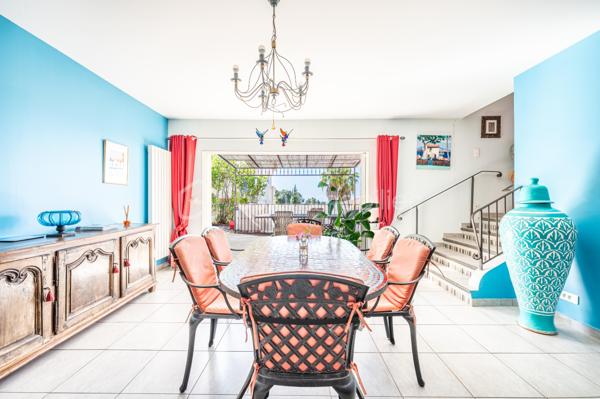 A CARQUEIRANNE, venez découvrir cette  maison de 172 m² offrant un cadre de vie PAISIBLE et AGRÉABLE. 
Nichée dans une zone tranquille, cette demeure est un véritable havre de paix, idéale pour les familles en quête d'espace et de confort, à proximité du CENTRE VILLE.

Avec ses 8 pièces, vous disposez d' un espace généreux pour tous. 

Vous montez quelques marches ou utilisez simplement  la douce rampe, et vous serez alors, de PLAIN PIED,  devant  un grand hall d'entrée, une  CUISINE ÉQUIPÉE et ouverte sur la SALLE À MANGER , un SALON reposant, ces deux pièces donnant sur de belles terrasses d'où vous apercevrez la MER. 
Le coin nuit est doté de 3 chambres, une salle d'eau/wc, et un wc indépendant.  

A l'étage vous trouverez 2 GRANDES CHAMBRES  dont une avec DRESSING, une salle d'eau/wc. Un beau SOLARIUM avec VUE MER. C'est le coin idéal pour votre famille ou les amis.

À l'extérieur, profitez des TERRASSES  pour vos moments de détente, ainsi que de la  PISCINE  chauffée, pour des plaisirs aquatiques en toute intimité. 

AU SOUS SOL :  Un magnifique petit appartement équipé avec une chambre et salle d'eau/wc pour générer un revenu complémentaire ou pour vos amis.

6/8 places de parking dans la propriété, une CAVE/BUANDERIE, une cave à vin. 

Proche des commodités essentielles, cette maison est l'équilibre parfait entre tranquillité et vie pratique avec cette vue mer et colline. Ne manquez pas l'opportunité de faire ici,  votre nouveau foyer. 

Contact pour visite :  Isabelle BASSAC au 06 33 64 15 64 ou par mail à i.bassac@bskimmobilier.com