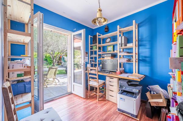 A CARQUEIRANNE, venez découvrir cette  maison de 172 m² offrant un cadre de vie PAISIBLE et AGRÉABLE. 
Nichée dans une zone tranquille, cette demeure est un véritable havre de paix, idéale pour les familles en quête d'espace et de confort, à proximité du CENTRE VILLE.

Avec ses 8 pièces, vous disposez d' un espace généreux pour tous. 

Vous montez quelques marches ou utilisez simplement  la douce rampe, et vous serez alors, de PLAIN PIED,  devant  un grand hall d'entrée, une  CUISINE ÉQUIPÉE et ouverte sur la SALLE À MANGER , un SALON reposant, ces deux pièces donnant sur de belles terrasses d'où vous apercevrez la MER. 
Le coin nuit est doté de 3 chambres, une salle d'eau/wc, et un wc indépendant.  

A l'étage vous trouverez 2 GRANDES CHAMBRES  dont une avec DRESSING, une salle d'eau/wc. Un beau SOLARIUM avec VUE MER. C'est le coin idéal pour votre famille ou les amis.

À l'extérieur, profitez des TERRASSES  pour vos moments de détente, ainsi que de la  PISCINE  chauffée, pour des plaisirs aquatiques en toute intimité. 

AU SOUS SOL :  Un magnifique petit appartement équipé avec une chambre et salle d'eau/wc pour générer un revenu complémentaire ou pour vos amis.

6/8 places de parking dans la propriété, une CAVE/BUANDERIE, une cave à vin. 

Proche des commodités essentielles, cette maison est l'équilibre parfait entre tranquillité et vie pratique avec cette vue mer et colline. Ne manquez pas l'opportunité de faire ici,  votre nouveau foyer. 

Contact pour visite :  Isabelle BASSAC au 06 33 64 15 64 ou par mail à i.bassac@bskimmobilier.com