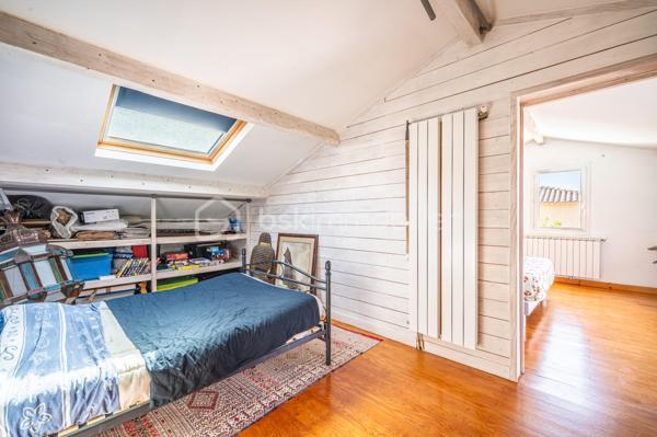 A CARQUEIRANNE, venez découvrir cette  maison de 172 m² offrant un cadre de vie PAISIBLE et AGRÉABLE. 
Nichée dans une zone tranquille, cette demeure est un véritable havre de paix, idéale pour les familles en quête d'espace et de confort, à proximité du CENTRE VILLE.

Avec ses 8 pièces, vous disposez d' un espace généreux pour tous. 

Vous montez quelques marches ou utilisez simplement  la douce rampe, et vous serez alors, de PLAIN PIED,  devant  un grand hall d'entrée, une  CUISINE ÉQUIPÉE et ouverte sur la SALLE À MANGER , un SALON reposant, ces deux pièces donnant sur de belles terrasses d'où vous apercevrez la MER. 
Le coin nuit est doté de 3 chambres, une salle d'eau/wc, et un wc indépendant.  

A l'étage vous trouverez 2 GRANDES CHAMBRES  dont une avec DRESSING, une salle d'eau/wc. Un beau SOLARIUM avec VUE MER. C'est le coin idéal pour votre famille ou les amis.

À l'extérieur, profitez des TERRASSES  pour vos moments de détente, ainsi que de la  PISCINE  chauffée, pour des plaisirs aquatiques en toute intimité. 

AU SOUS SOL :  Un magnifique petit appartement équipé avec une chambre et salle d'eau/wc pour générer un revenu complémentaire ou pour vos amis.

6/8 places de parking dans la propriété, une CAVE/BUANDERIE, une cave à vin. 

Proche des commodités essentielles, cette maison est l'équilibre parfait entre tranquillité et vie pratique avec cette vue mer et colline. Ne manquez pas l'opportunité de faire ici,  votre nouveau foyer. 

Contact pour visite :  Isabelle BASSAC au 06 33 64 15 64 ou par mail à i.bassac@bskimmobilier.com