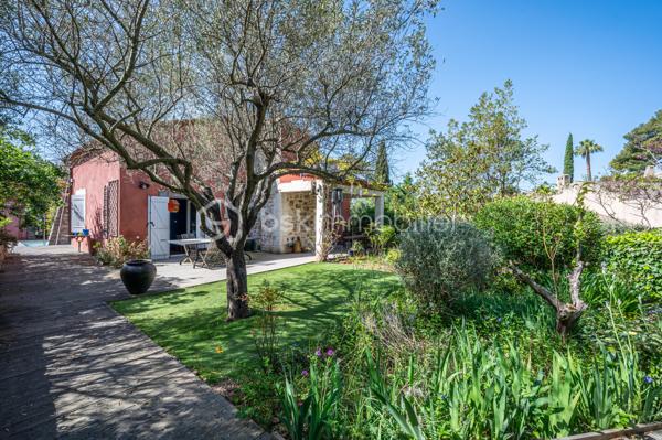 A CARQUEIRANNE, venez découvrir cette  maison de 172 m² offrant un cadre de vie PAISIBLE et AGRÉABLE. 
Nichée dans une zone tranquille, cette demeure est un véritable havre de paix, idéale pour les familles en quête d'espace et de confort, à proximité du CENTRE VILLE.

Avec ses 8 pièces, vous disposez d' un espace généreux pour tous. 

Vous montez quelques marches ou utilisez simplement  la douce rampe, et vous serez alors, de PLAIN PIED,  devant  un grand hall d'entrée, une  CUISINE ÉQUIPÉE et ouverte sur la SALLE À MANGER , un SALON reposant, ces deux pièces donnant sur de belles terrasses d'où vous apercevrez la MER. 
Le coin nuit est doté de 3 chambres, une salle d'eau/wc, et un wc indépendant.  

A l'étage vous trouverez 2 GRANDES CHAMBRES  dont une avec DRESSING, une salle d'eau/wc. Un beau SOLARIUM avec VUE MER. C'est le coin idéal pour votre famille ou les amis.

À l'extérieur, profitez des TERRASSES  pour vos moments de détente, ainsi que de la  PISCINE  chauffée, pour des plaisirs aquatiques en toute intimité. 

AU SOUS SOL :  Un magnifique petit appartement équipé avec une chambre et salle d'eau/wc pour générer un revenu complémentaire ou pour vos amis.

6/8 places de parking dans la propriété, une CAVE/BUANDERIE, une cave à vin. 

Proche des commodités essentielles, cette maison est l'équilibre parfait entre tranquillité et vie pratique avec cette vue mer et colline. Ne manquez pas l'opportunité de faire ici,  votre nouveau foyer. 

Contact pour visite :  Isabelle BASSAC au 06 33 64 15 64 ou par mail à i.bassac@bskimmobilier.com