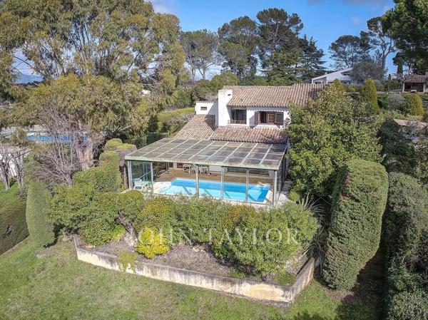 Belle opportunité : villa provençale dans domaine recherché
