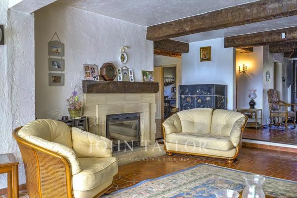 Belle opportunité : villa provençale dans domaine recherché