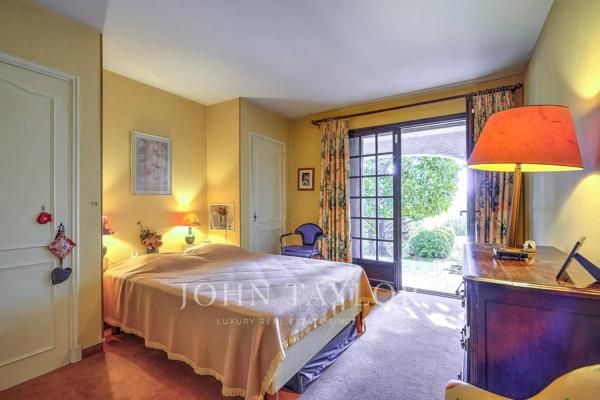Belle opportunité : villa provençale dans domaine recherché