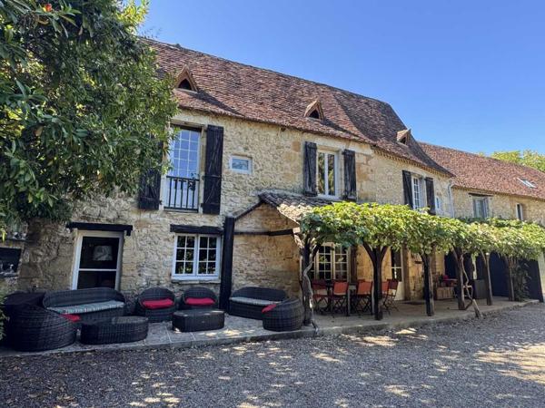 Maison ancienne - Saint-cyprien Propriété de charme , traversé par un ruisseau, avec activité gîte et chambres d'hôte, au coeur d'un village avec tous commerces