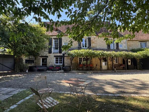 Maison ancienne - Saint-cyprien Propriété de charme , traversé par un ruisseau, avec activité gîte et chambres d'hôte, au coeur d'un village avec tous commerces