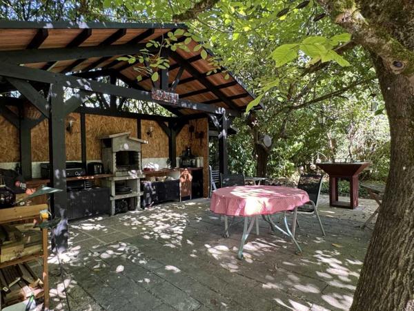 Maison ancienne - Saint-cyprien Propriété de charme , traversé par un ruisseau, avec activité gîte et chambres d'hôte, au coeur d'un village avec tous commerces