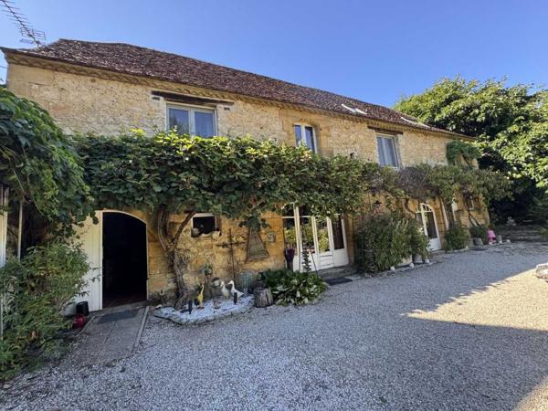 Maison ancienne - Saint-cyprien Propriété de charme , traversé par un ruisseau, avec activité gîte et chambres d'hôte, au coeur d'un village avec tous commerces
