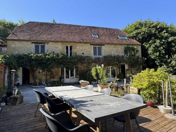 Maison ancienne - Saint-cyprien Propriété de charme , traversé par un ruisseau, avec activité gîte et chambres d'hôte, au coeur d'un village avec tous commerces