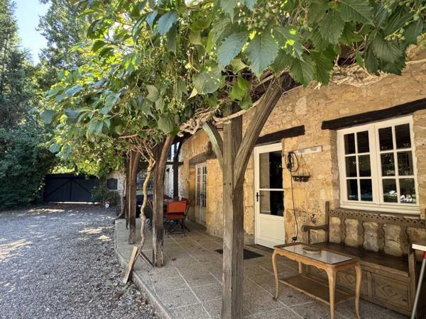Maison ancienne - Saint-cyprien Propriété de charme , traversé par un ruisseau, avec activité gîte et chambres d'hôte, au coeur d'un village avec tous commerces