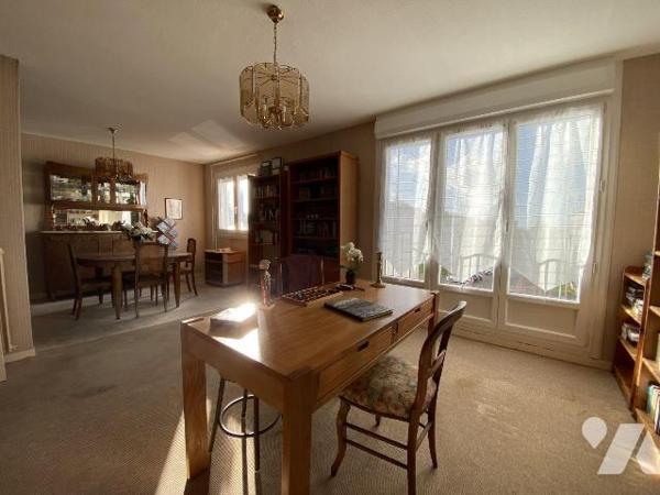 Secteur Lambezellec ? Situé au troisième et dernier étage d'un petit immeuble en dalle béton, c...