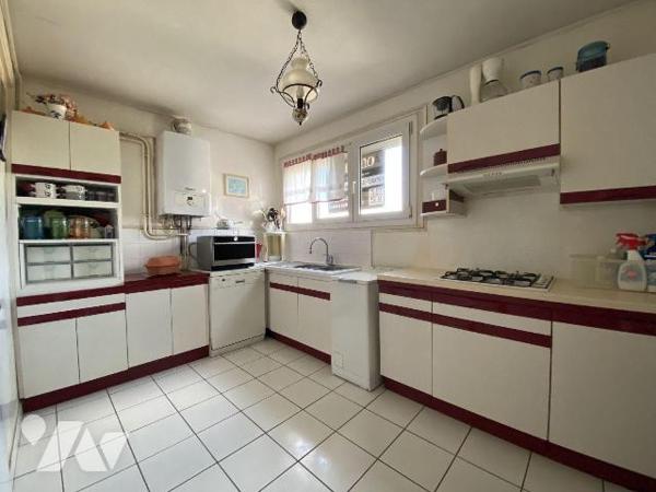 Secteur Lambezellec ? Situé au troisième et dernier étage d'un petit immeuble en dalle béton, c...