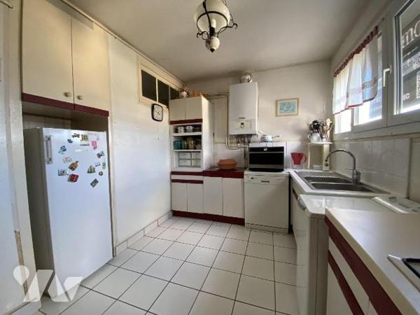 Secteur Lambezellec ? Situé au troisième et dernier étage d'un petit immeuble en dalle béton, c...