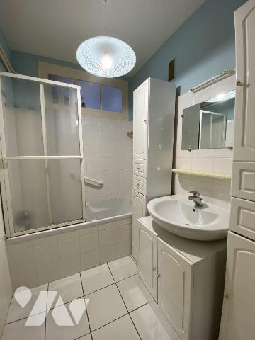 Secteur Lambezellec ? Situé au troisième et dernier étage d'un petit immeuble en dalle béton, c...