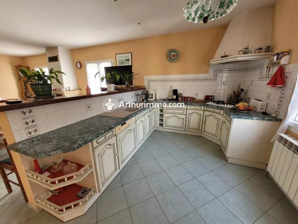 Vente                                                      Maison
                        
                     6 pièces                      140 m2                     à Saint-Jean-d'Angély