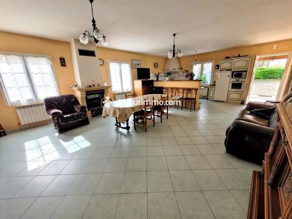 Vente                                                      Maison
                        
                     6 pièces                      140 m2                     à Saint-Jean-d'Angély
