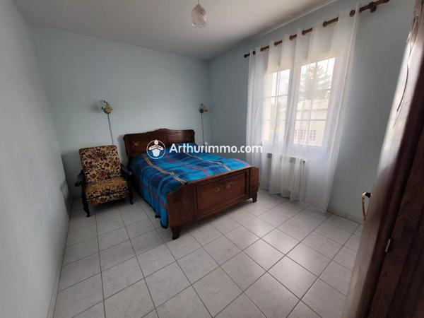 Vente                                                      Maison
                        
                     6 pièces                      140 m2                     à Saint-Jean-d'Angély