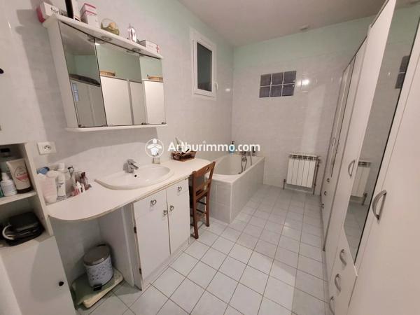 Vente                                                      Maison
                        
                     6 pièces                      140 m2                     à Saint-Jean-d'Angély