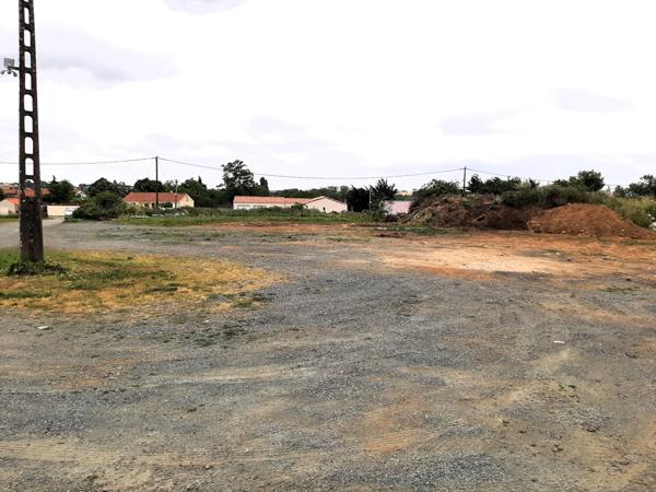 ENSEMBLE IMMOBILIER AVEC LOCATAIRE EN PLACE + LOCAUX PROFESSIONNELS – FONTENAY-LE-COMTE (1 km du centre commercial)