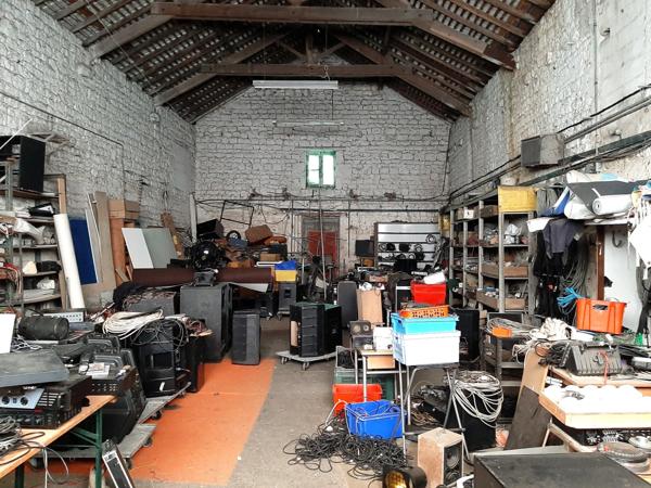 ENSEMBLE IMMOBILIER AVEC LOCATAIRE EN PLACE + LOCAUX PROFESSIONNELS – FONTENAY-LE-COMTE (1 km du centre commercial)