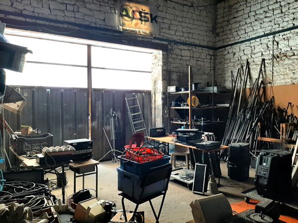 ENSEMBLE IMMOBILIER AVEC LOCATAIRE EN PLACE + LOCAUX PROFESSIONNELS – FONTENAY-LE-COMTE (1 km du centre commercial)