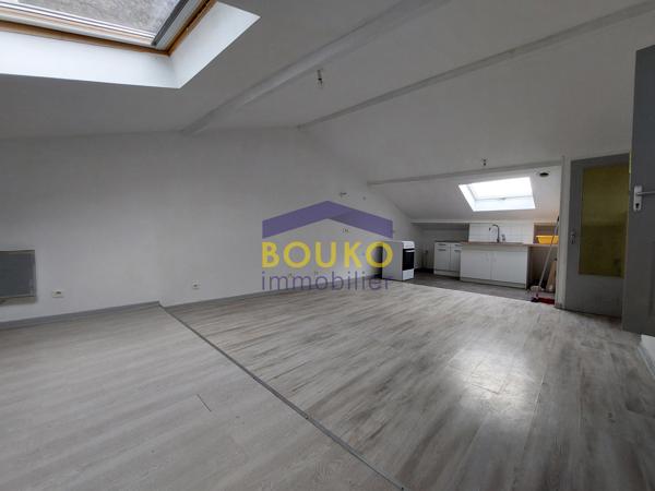T2 GRAND SEJOUR DERNIER ETAGE -- ST NICOLAS DE PORT