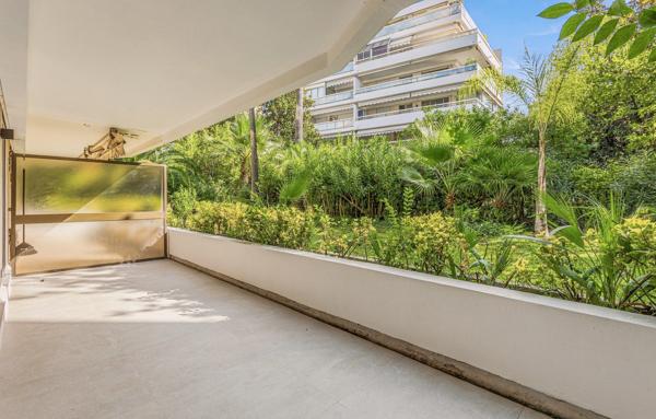 CANNES PALM BEACH CO-EXCLUSIVITÉ 2 PIÈCES RENOVÉ GRANDE TERRASSE CALME STANDING GARAGE