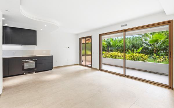 CANNES PALM BEACH CO-EXCLUSIVITÉ 2 PIÈCES RENOVÉ GRANDE TERRASSE CALME STANDING GARAGE