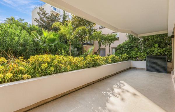 CANNES PALM BEACH CO-EXCLUSIVITÉ 2 PIÈCES RENOVÉ GRANDE TERRASSE CALME STANDING GARAGE