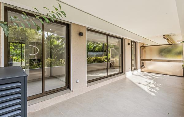 CANNES PALM BEACH CO-EXCLUSIVITÉ 2 PIÈCES RENOVÉ GRANDE TERRASSE CALME STANDING GARAGE