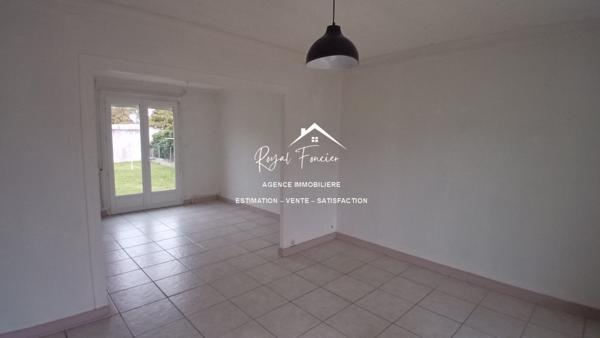 Vue sur la terrasse, avec un bel espace extérieur