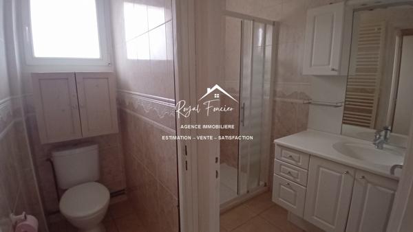 Vue sur la terrasse, avec un bel espace extérieur