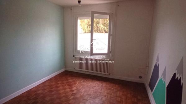 Vue sur la terrasse, avec un bel espace extérieur