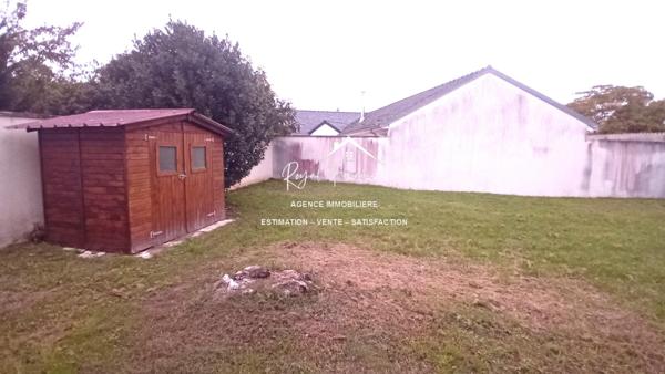 Vue sur la terrasse, avec un bel espace extérieur