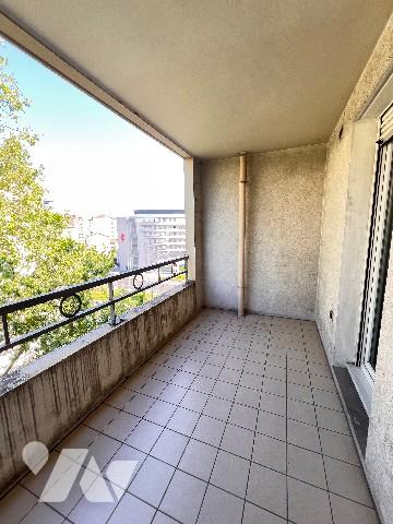 LYON 7ème - proche place Jean Macé - T4 de 88,03 m² avec balcon dans résidence 2000
