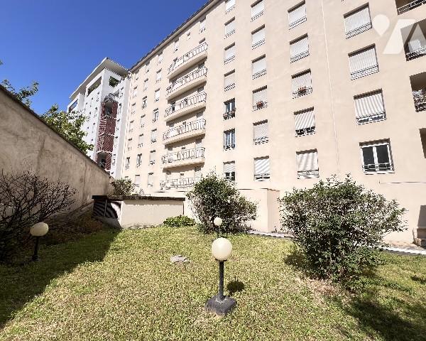LYON 7ème - proche place Jean Macé - T4 de 88,03 m² avec balcon dans résidence 2000