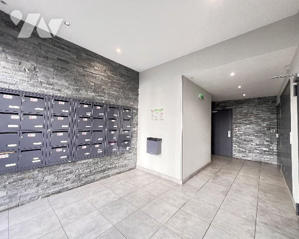 LYON 7ème - proche place Jean Macé - T4 de 88,03 m² avec balcon dans résidence 2000