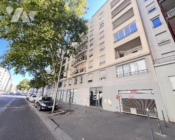 LYON 7ème - proche place Jean Macé - T4 de 88,03 m² avec balcon dans résidence 2000