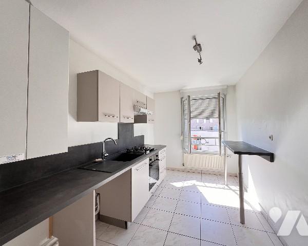 LYON 7ème - proche place Jean Macé - T4 de 88,03 m² avec balcon dans résidence 2000