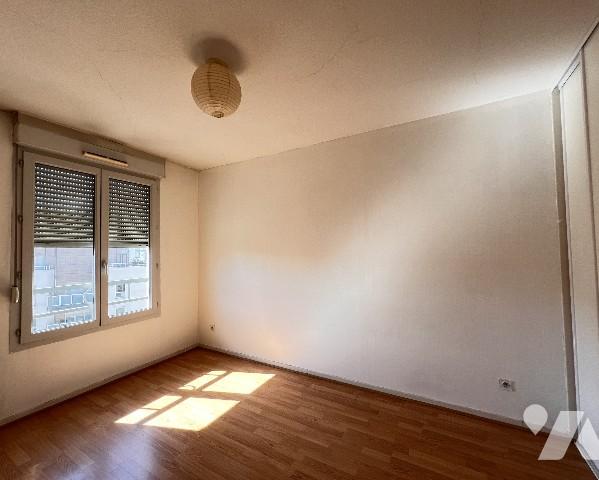LYON 7ème - proche place Jean Macé - T4 de 88,03 m² avec balcon dans résidence 2000