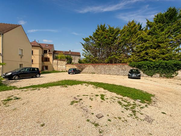 13 Places de Parking Sécurisées