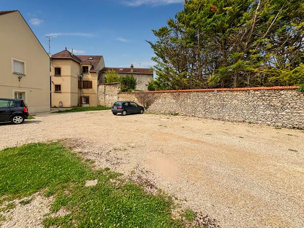 13 Places de Parking Sécurisées