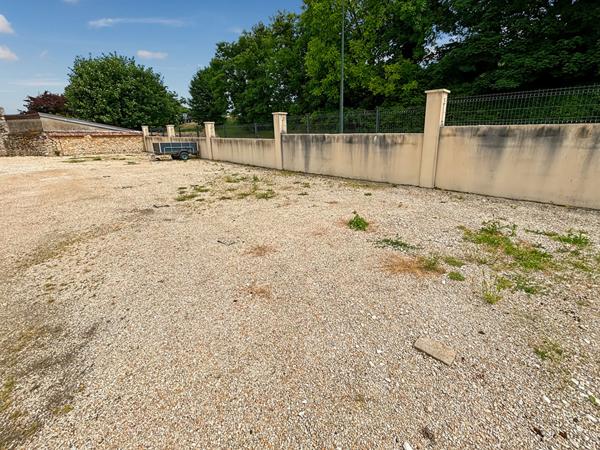 13 Places de Parking Sécurisées