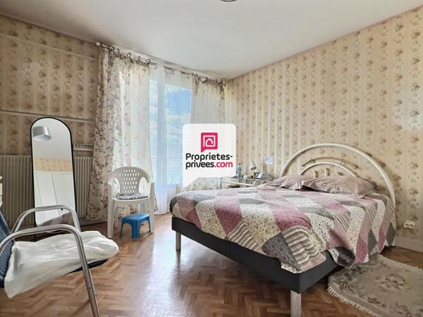 Appartement T4 d'env. 111m2 avec 3 ch., ascenseur et parking couvert dans secteur prisé sur PERIGUEUX (24000)