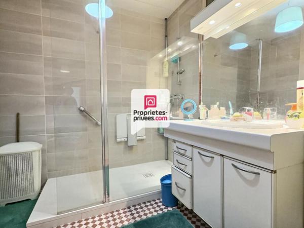 Appartement T4 d'env. 111m2 avec 3 ch., ascenseur et parking couvert dans secteur prisé sur PERIGUEUX (24000)