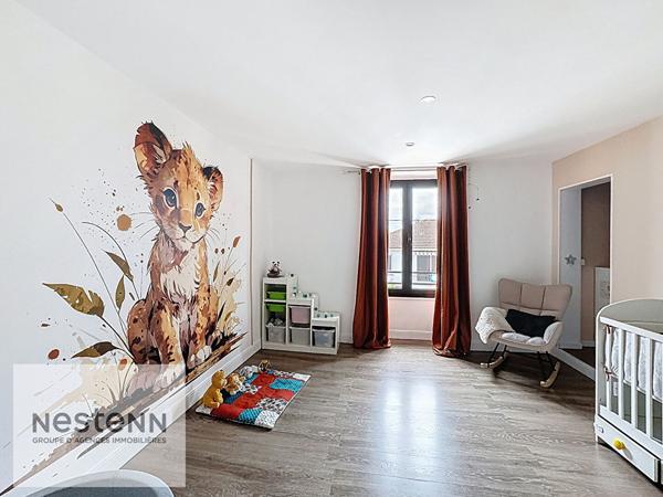 Maison de ville 230 m² - 8 pièces - 4 chambres dont 2 suites parentales - centre-ville - proche écoles, commerces et transports - grande cour - volumes généreux