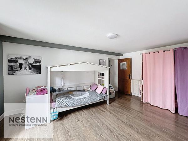 Maison de ville 230 m² - 8 pièces - 4 chambres dont 2 suites parentales - centre-ville - proche écoles, commerces et transports - grande cour - volumes généreux