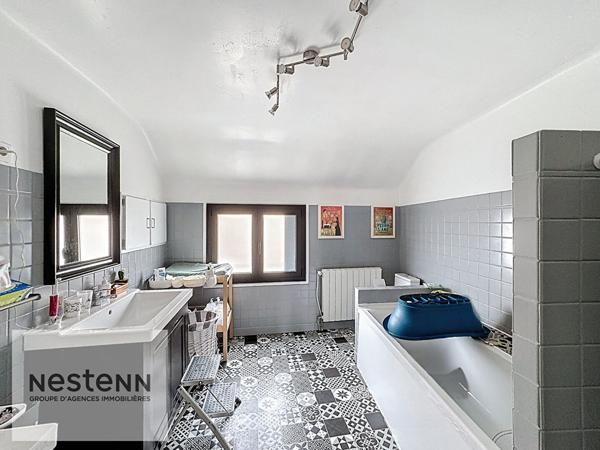 Maison de ville 230 m² - 8 pièces - 4 chambres dont 2 suites parentales - centre-ville - proche écoles, commerces et transports - grande cour - volumes généreux