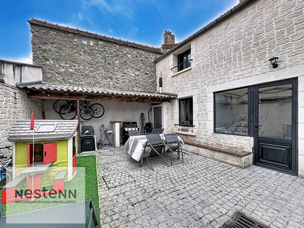 Maison de ville 230 m² - 8 pièces - 4 chambres dont 2 suites parentales - centre-ville - proche écoles, commerces et transports - grande cour - volumes généreux